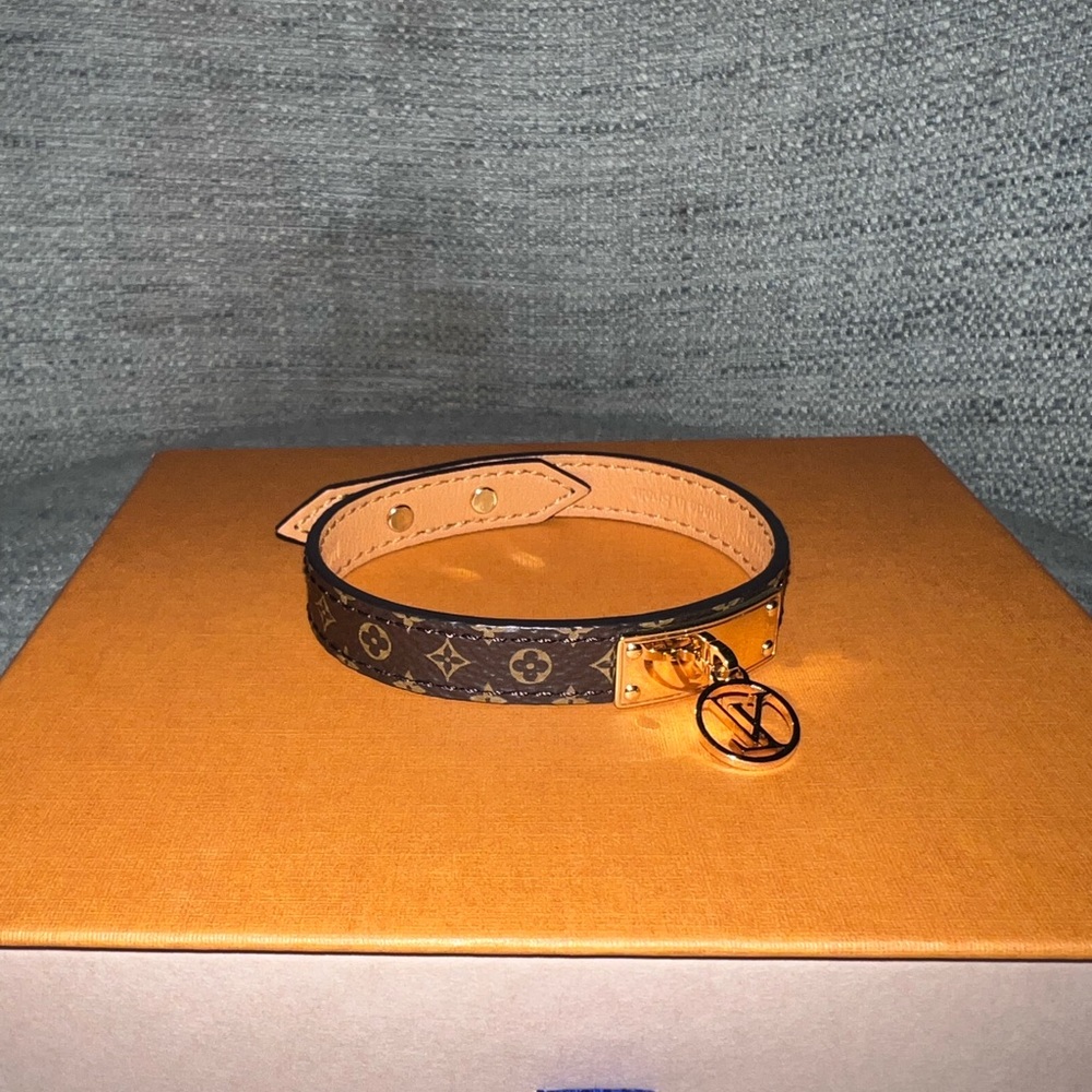 Louis Vuitton Logomania bracelet size 19